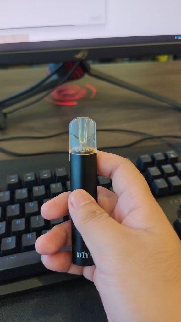 DIYA 叮啞一代通用煙彈白色盒裝與實機手持展示